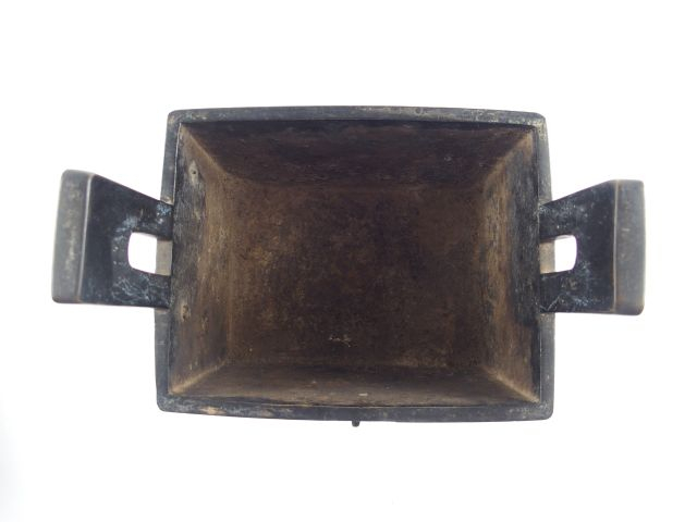 Fanding en bronze à patine brune à décor de chien de Fô. Chine XIXème.