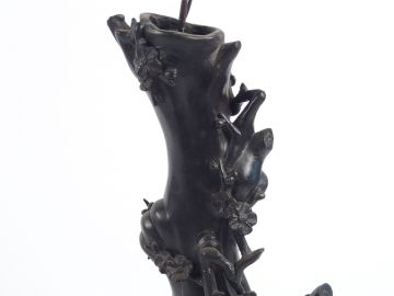 Vase en bronze à décor de tronc d'arbre et de branchage de fleur de pr