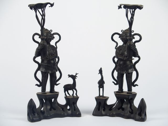 Paire de chandeliers en bronze 'Hehe tenant un vase à offrandes forman