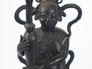 Paire de chandeliers en bronze 'Hehe tenant un vase à offrandes forman