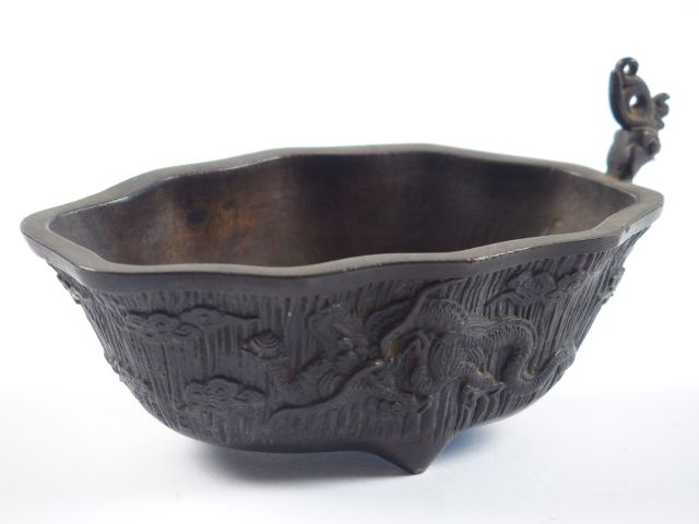 Coupe en bronze à bords polylobés, à décor de tête de phoenix, orné de