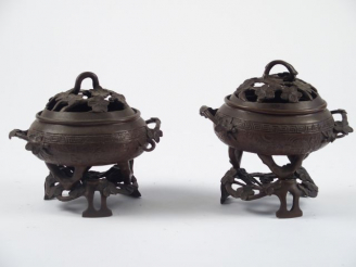 Vente aux enchères Paire de brule parfums et leurs présentoirs en bronze, Chine du Sud, d