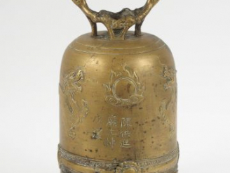 Vente aux enchères Cloche en bronze. Chine du Sud. XIXème. H. 46 cm, diam. 25 cm