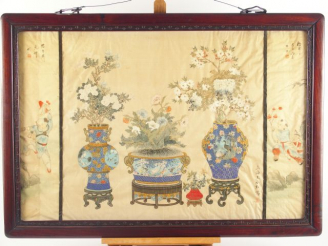 Vente aux enchères Belle peinture sur soie à décor d'objets mobiliers, d'enfants et de co