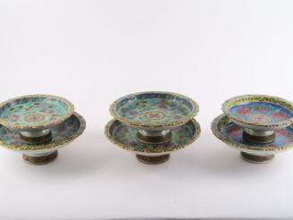 Vente aux enchères 6 présentoirs XIXème en porcelaine de Canton. Faits pour l'Indochine