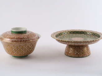 Vente aux enchères Coupe couverte et un présentoir en porcelaine de Chine XIXème, en roug