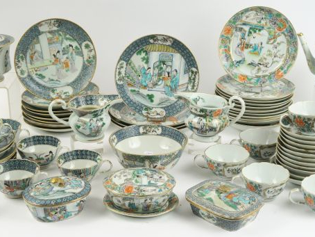 Deux parties de services de table XIXème en porcelaine de Canton dans 