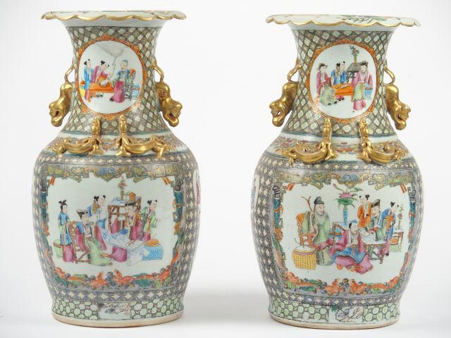 Paire de vases balustres en porcelaine de Canton XIXème, décor de scèn