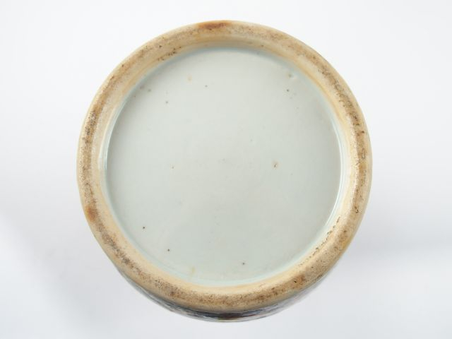 Paire de vases balustres en porcelaine de Canton XIXème, décor de scèn