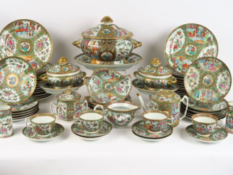 Vente aux enchères Service de table XIXème en porcelaine polychrome de Canton à décor dan