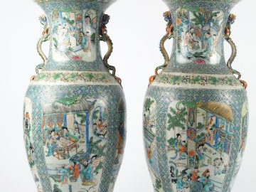 Paire de grands vases fin XIXème en porcelaine de Canton. H. 62 cm
