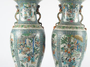 Paire de grands vases fin XIXème en porcelaine de Canton. H. 62 cm