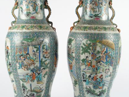 Paire de grands vases fin XIXème en porcelaine de Canton. H. 62 cm