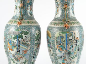 Paire de grands vases fin XIXème en porcelaine de Canton. H. 62 cm
