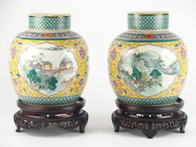 Paire de pots à gingembre XIXème en porcelaine et émaux, Chine. Famill