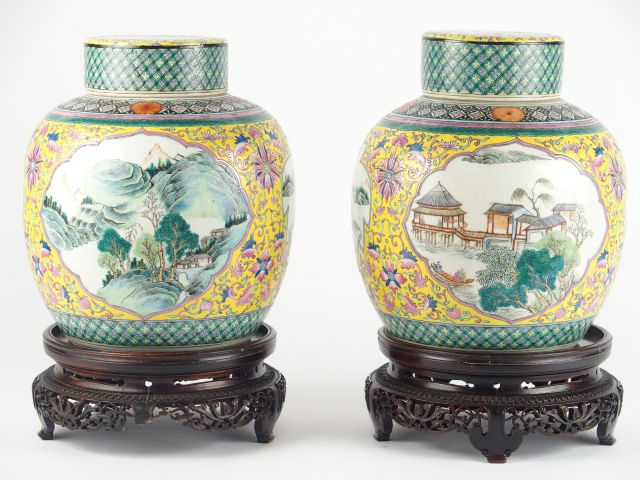Paire de pots à gingembre XIXème en porcelaine et émaux, Chine. Famill