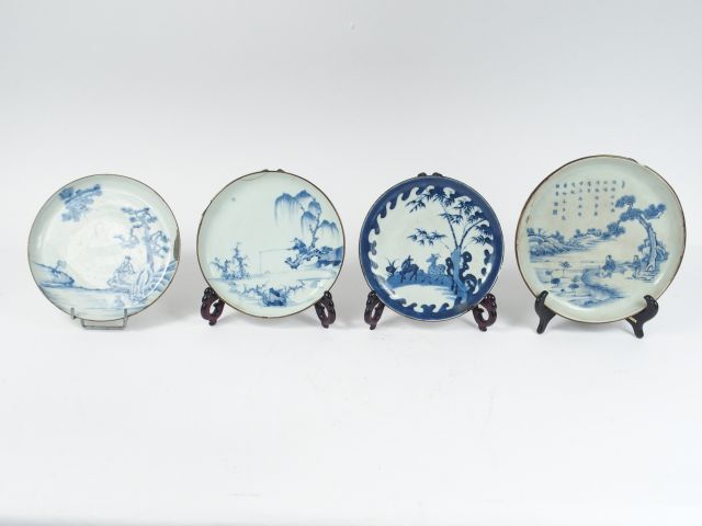 Lot de quatre coupes en porcelaine bleu blanc de Hue, l’une à décor d’