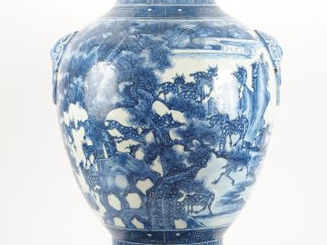 Grand vase de forme balustre, décor en bleu de daims sous des pins de 