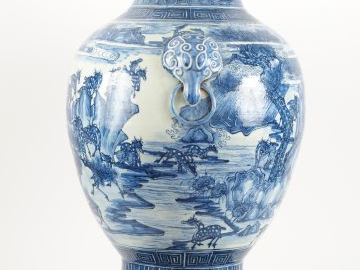 Grand vase de forme balustre, décor en bleu de daims sous des pins de 