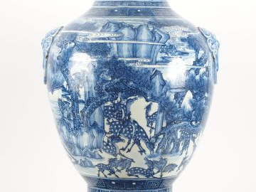 Grand vase de forme balustre, décor en bleu de daims sous des pins de 