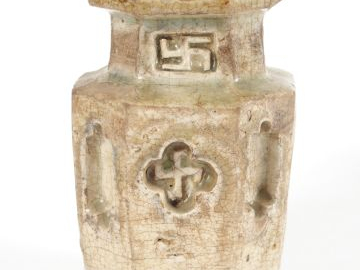 Vase en céramique et émail céladon de forme ortogonale, décor de svast