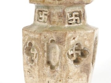 Vase en céramique et émail céladon de forme ortogonale, décor de svast