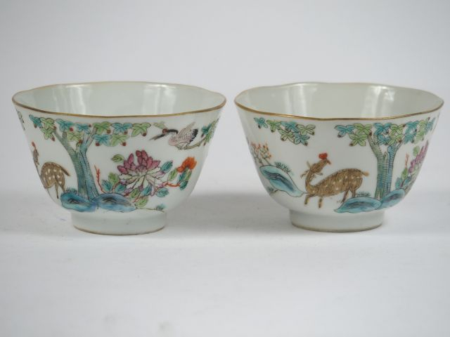 Paire de coupes en porcelaine et émaux de la famille rose, à décor d'u