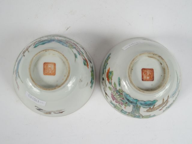 Paire de coupes en porcelaine et émaux de la famille rose, à décor d'u