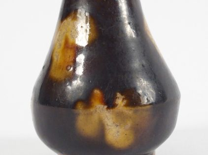 Petit vase Hu en céramique et émail brun beige.  Chine époque Tang. H.