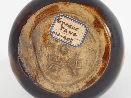 Petit vase Hu en céramique et émail brun beige.  Chine époque Tang. H.