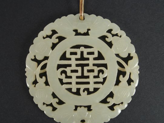 Pendentif circulaire en jade céladon, décor de caractères Fu et de cha