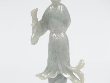 Statuette en jadéïte représentant une jeune femme tenant un lingzheu. 