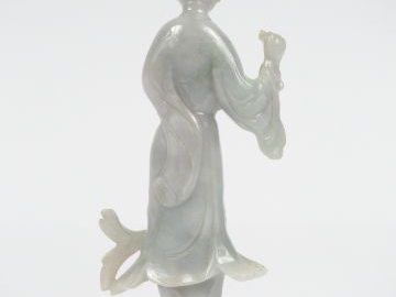 Statuette en jadéïte représentant une jeune femme tenant un lingzheu. 