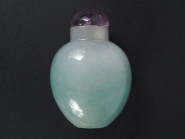Flacon tabatière de forme gourde en jadéïte. Chine XIXème  H. : 5 cm