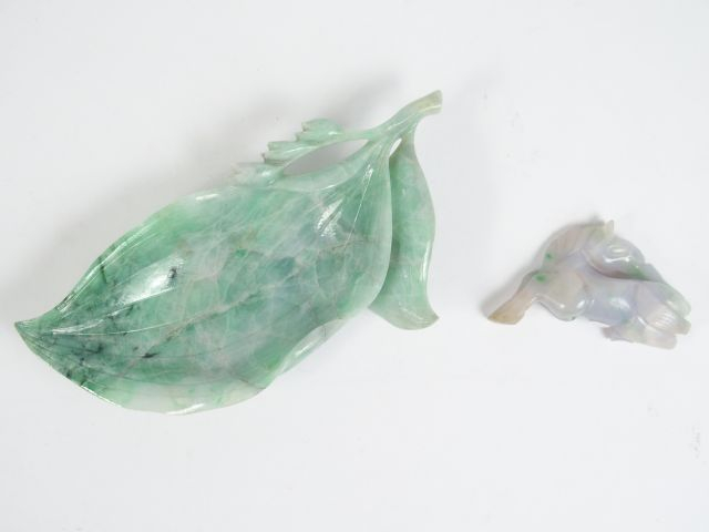 Lot comprenant une coupe et un petit cheval en jadéïte. Longueurs : 15
