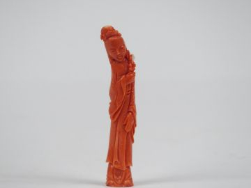 Statuette en corail représentant une déesse du printemps.  Chine Xxème