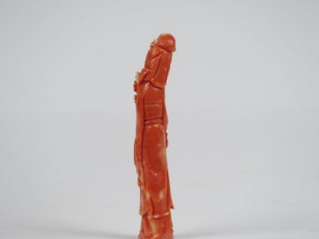Statuette en corail représentant une déesse du printemps.  Chine Xxème