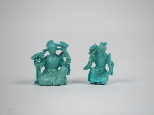 Lot de deux statuettes en turquoise représentant des jeunes femmes ten