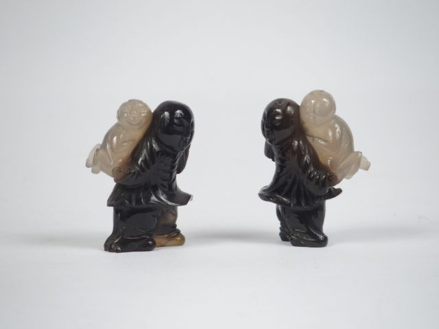 Paire de statuettes en agate représentant des enfants portant d'autres