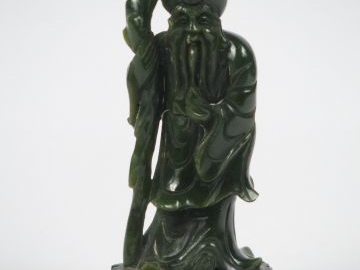 Statuette en serpentine ou amphibole représentant Zhoulao. Chine XXme.