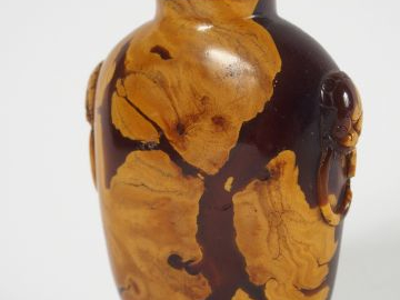 Flacon tabatière en écaille, orné de deux têtes de dragon, bouchon en 