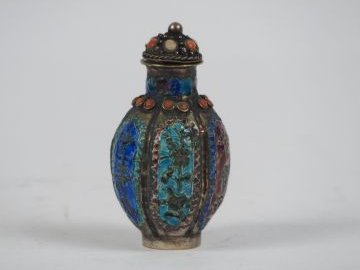 Flacon tabatière en cuivre argenté et émaux de Canton, décor floral et