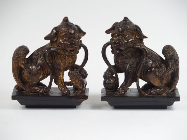 Couple de lions bouddhiques en bois anciennement laqué et doré.  Chine