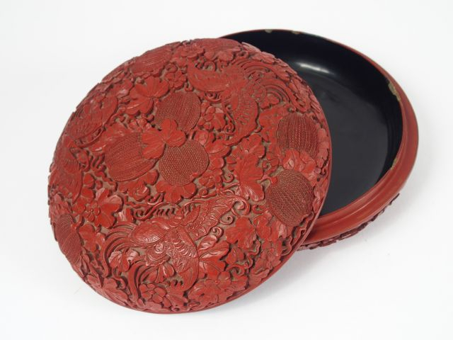 Boite circulaire en laque de cinabre, décor sculpté de fleurs, d'oisea