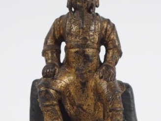 Vente aux enchères Statuette en bronze laqué et doré représentant Guandi en armure, assis