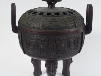 Vente aux enchères Grand brûle-parfum couvert tripode Ding, à décor de masques de Taotie,