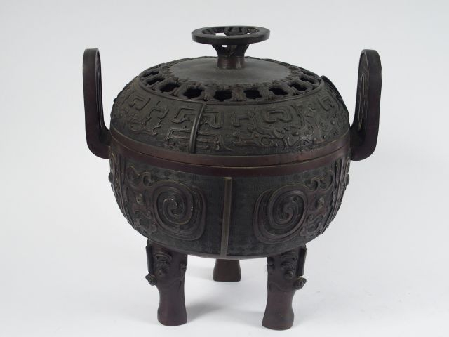 Grand brûle-parfum couvert tripode Ding, à décor de masques de Taotie,