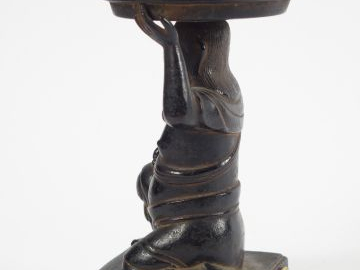 Porte baguettes à encens en bronze représentant un serviteur portant u