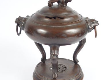 Brûle-parfum couvert, tripode, en bronze à patine clair, décor niellé 