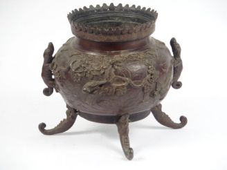 Vente aux enchères Brule parfum en bronze. H. 19,5 cm